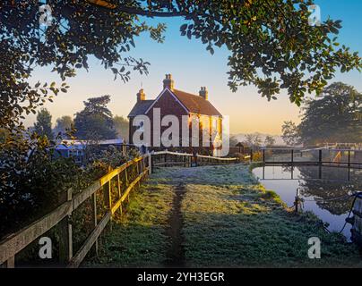 RIVER WEY COTTAGE LOCK FROST DAWN Misty Herbstfrosty Dawn over Papercourt Lock and Lock Keepers Cottage on the River Wey Surrey UK Stockfoto