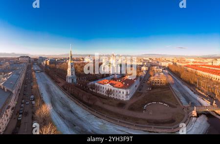 Blick von oben auf die St. Nicholas Naval Sea Cathedral. Panorama des abendlichen historischen Stadtzentrums - Semimostye. Orthodoxe Kirche am Ufer von Kryu Stockfoto