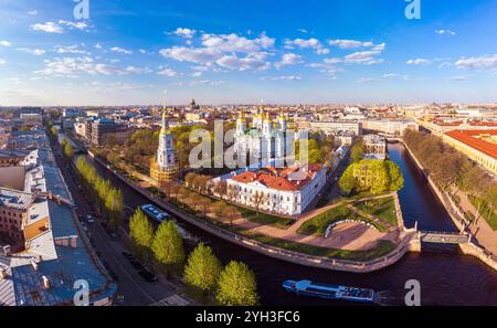 Blick von oben auf die St. Nicholas Naval Sea Cathedral. Panorama des abendlichen historischen Stadtzentrums - Semimostye. Orthodoxe Kirche am Ufer von Kryu Stockfoto