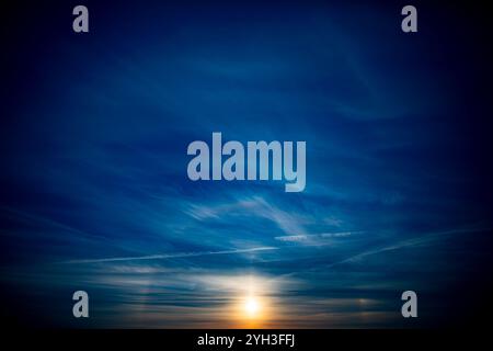 Erleben Sie einen atemberaubenden Sonnenuntergang, während er den Himmel mit wunderschönen und lebendigen Farben übermalt Stockfoto