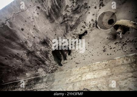 Jenin, Palästina. November 2024. Spuren von Zerstörung wurden in dem Haus gefunden, auf das die Besatzungstruppen eine schultergeschossene Rakete abfeuerten, in dem sich der Märtyrer im Dorf Aqaba, südlich der Stadt Dschenin, im nördlichen Westjordanland versteckte. Stundenlang brachen Zusammenstöße zwischen Palästinensern und israelischen Truppen aus, die zum Tod eines Palästinensers führten, dessen Leiche von der Armee festgenommen wurde, und zur Verletzung eines anderen bei einer Militäroperation der israelischen Streitkräfte. (Foto: Nasser Ishtayeh/SOPA Images/SIPA USA) Credit: SIPA USA/Alamy Live News Stockfoto