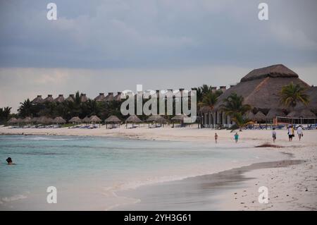 Akumal, Quintana Roo, Mexiko. Juni 2011: Touristen genießen einen Spaziergang am unberührten Strand in Akumal, Mexiko. Stockfoto
