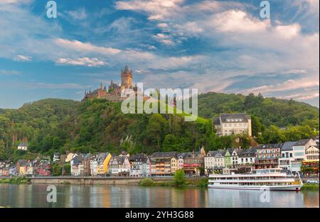 Malerischer Blick auf Cochem und Reichsburg unter bewölktem Himmel auf der Mosel, Deutschland Stockfoto