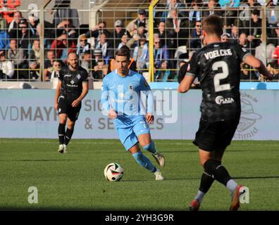 München, Deutschland, 09. November 2024: Fussball, Herren, 3.Liga, Saison 2024/2025, TSV 1860 München - SV Waldhof Mannheim, Grünwalder Stadion Julian Guttau (TSV 1860 München) mit Ball im Angriff DFB-Vorschriften verbieten jede Verwendung von Fotografien als Bildsequenzen und/oder Quasi-Video Stockfoto