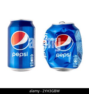 Pepsi Erfrischungsgetränk Dose, neu und zerquetscht, Vorderansicht isoliert auf weißem Hintergrund Stockfoto