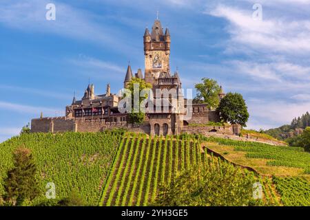 Malerischer Blick auf Cochem und Reichsburg unter bewölktem Himmel auf der Mosel, Deutschland Stockfoto