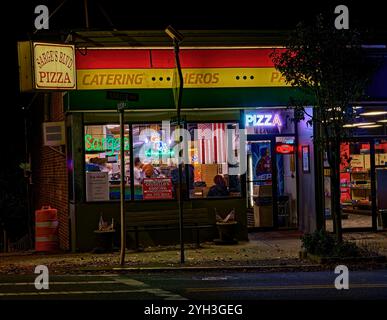 In einer kleinen Stadt, in der es abends eine Pizzeria gibt. Stockfoto