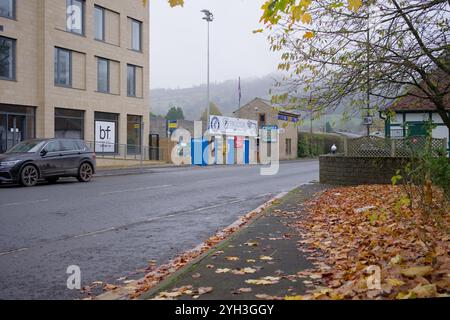 Fußballplatz und Hauptstraße in Matlock, Derbyshire, Großbritannien Stockfoto