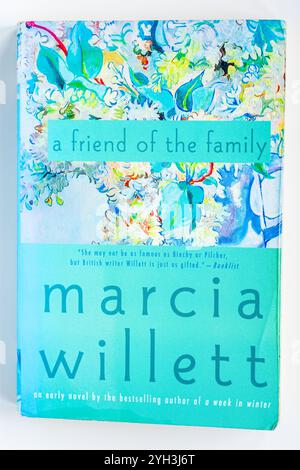 Cardross, Schottland, Großbritannien, 22.2024: A good read Taschenbuch Cover, A Friend of the Family, ein früherer Roman von Marcia Willett Stockfoto