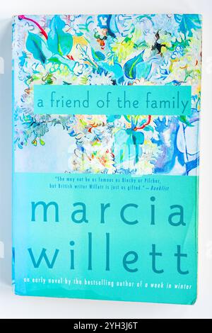Ein gut gelesener Taschenbucheinband, ein Freund der Familie, ein früherer Roman von Marcia Willett Stockfoto