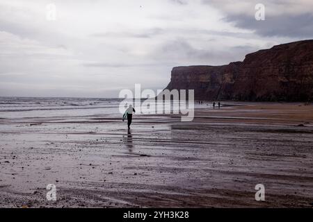 Surfer in Hunt Cliff, Saltburn, England. Stockfoto