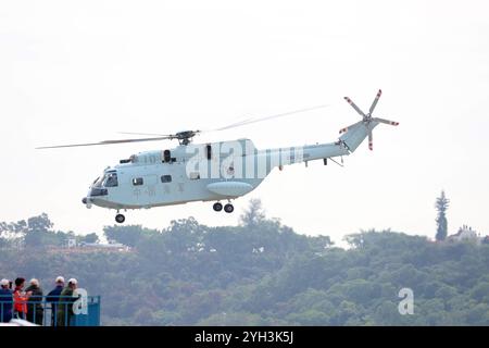 Zhuhai, chinesische Provinz Guangdong. November 2024. Ein Z-8C Transporthubschrauber führt adaptive Schulungen für die kommende 15. Airshow China in Zhuhai, südchinesischer Provinz Guangdong, am 9. November 2024 durch. Die 15. China International Aviation and Aerospace Exhibition, auch bekannt als Airshow China, findet vom 12. Bis 17. November in Zhuhai statt. Quelle: Ma Ruizhao/Xinhua/Alamy Live News Stockfoto