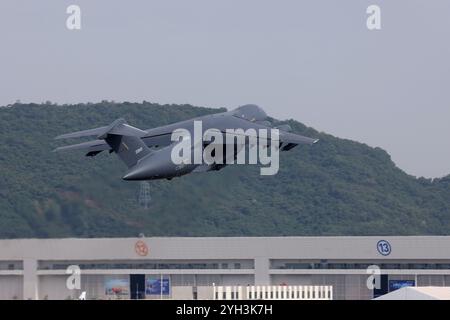 Zhuhai, chinesische Provinz Guangdong. November 2024. Ein YU-20-Tankflugzeug führt adaptives Training für die bevorstehende 15. Airshow China in Zhuhai, südchinesischer Provinz Guangdong, am 9. November 2024 durch. Die 15. China International Aviation and Aerospace Exhibition, auch bekannt als Airshow China, findet vom 12. Bis 17. November in Zhuhai statt. Quelle: Tan Sicheng/Xinhua/Alamy Live News Stockfoto