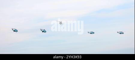 Zhuhai, chinesische Provinz Guangdong. November 2024. Hubschrauber führen adaptive Schulungen für die kommende 15. Airshow China in Zhuhai, südchinesischer Provinz Guangdong, am 9. November 2024 durch. Die 15. China International Aviation and Aerospace Exhibition, auch bekannt als Airshow China, findet vom 12. Bis 17. November in Zhuhai statt. Quelle: Ma Ruizhao/Xinhua/Alamy Live News Stockfoto