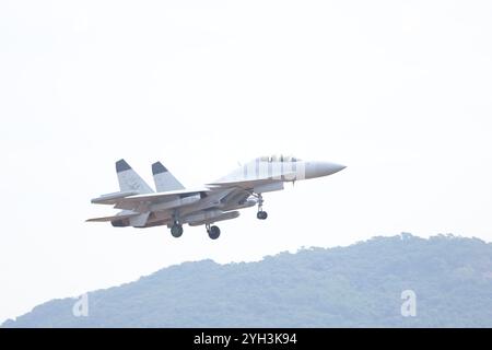 Zhuhai, chinesische Provinz Guangdong. November 2024. Ein J-15-Kampfflugzeug führt adaptives Training für die kommende 15. Airshow China in Zhuhai, südchinesischer Provinz Guangdong, am 9. November 2024 durch. Die 15. China International Aviation and Aerospace Exhibition, auch bekannt als Airshow China, findet vom 12. Bis 17. November in Zhuhai statt. Quelle: Ma Ruizhao/Xinhua/Alamy Live News Stockfoto