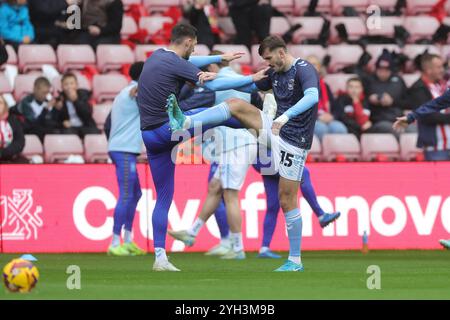 Coventry City's Liam Kitching (rechts) wärmt sich vor dem Spiel der Sky Bet Championship im Stadium of Light in Sunderland auf. Bilddatum: Samstag, 9. November 2024. Stockfoto