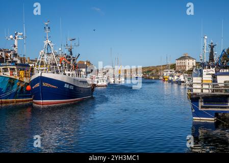 Fischerboote liegen an einem sonnigen Nachmittag im Hafen von Eyemouth an der Südostküste Schottlands Stockfoto