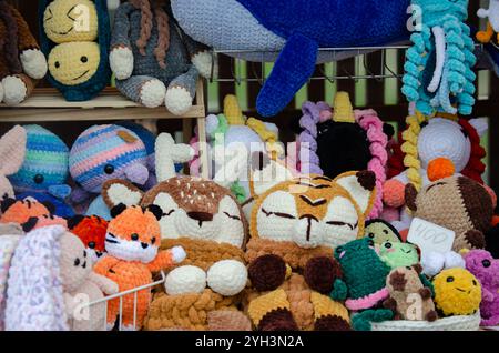 Designerspielzeug aus weichem Strickmaterial zum Verkauf Stockfoto