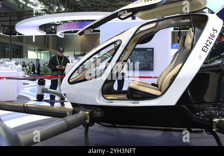 Shanghai. November 2024. Auf der 7. China International Import Expo (CIIE) im ostchinesischen Shanghai am 9. November 2024 ist ein elektrisches vertikales Start- und Landungsflugzeug in der Inkubation Special Section zu sehen. Unter dem Motto „Grenzüberschreitung, Inkubation innovativer Kräfte und führender Zukunftstechnologien“ möchte die Inkubationsspezialabteilung des 7. CIIE technologischen Gründerzentren die Möglichkeit bieten, gemeinsam Innovationsmöglichkeiten zu erkunden. Quelle: Wang Yijie/Xinhua/Alamy Live News Stockfoto