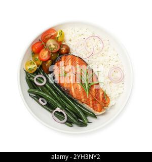 Leckeres gegrilltes Lachssteak mit Reis und Gemüse isoliert auf weiß, Blick von oben Stockfoto