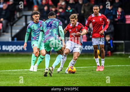 Conor McAleny von Salford City FC macht einen Lauf mit Daniel Adu-Adjei von Carlisle United während des Spiels der Sky Bet League 2 zwischen Salford City und Carlisle United am Samstag, den 9. November 2024, im Peninsula Stadium in Salford. (Foto: Ian Charles | MI News) Credit: MI News & Sport /Alamy Live News Stockfoto