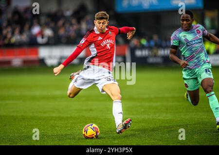 Josh Austerfield von Salford City FC versucht einen Schuss unter dem Druck von Daniel Adu-Adjei von Carlisle United während des Spiels der Sky Bet League 2 zwischen Salford City und Carlisle United am Samstag, den 9. November 2024, im Peninsula Stadium in Salford. (Foto: Ian Charles | MI News) Credit: MI News & Sport /Alamy Live News Stockfoto