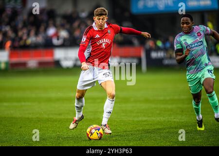 Josh Austerfield von Salford City FC versucht einen Schuss unter dem Druck von Daniel Adu-Adjei von Carlisle United während des Spiels der Sky Bet League 2 zwischen Salford City und Carlisle United am Samstag, den 9. November 2024, im Peninsula Stadium in Salford. (Foto: Ian Charles | MI News) Credit: MI News & Sport /Alamy Live News Stockfoto