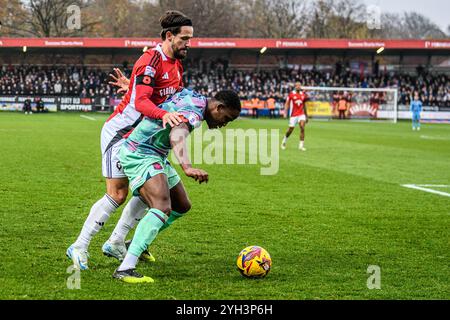 Daniel Adu-Adjei von Carlisle United stand unter Druck von Liam Shepherd vom Salford City FC während des Spiels der Sky Bet League 2 zwischen Salford City und Carlisle United im Peninsula Stadium, Salford, am Samstag, den 9. November 2024. (Foto: Ian Charles | MI News) Credit: MI News & Sport /Alamy Live News Stockfoto