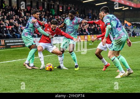 Liam Shepherd von Salford City FC unter Druck der Verteidigung des Carlisle United FC während des Spiels der Sky Bet League 2 zwischen Salford City und Carlisle United im Peninsula Stadium in Salford am Samstag, den 9. November 2024. (Foto: Ian Charles | MI News) Credit: MI News & Sport /Alamy Live News Stockfoto