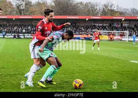 Daniel Adu-Adjei von Carlisle United stand unter Druck von Liam Shepherd vom Salford City FC während des Spiels der Sky Bet League 2 zwischen Salford City und Carlisle United im Peninsula Stadium, Salford, am Samstag, den 9. November 2024. (Foto: Ian Charles | MI News) Credit: MI News & Sport /Alamy Live News Stockfoto