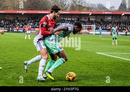 Daniel Adu-Adjei von Carlisle United stand unter Druck von Liam Shepherd vom Salford City FC während des Spiels der Sky Bet League 2 zwischen Salford City und Carlisle United im Peninsula Stadium, Salford, am Samstag, den 9. November 2024. (Foto: Ian Charles | MI News) Credit: MI News & Sport /Alamy Live News Stockfoto