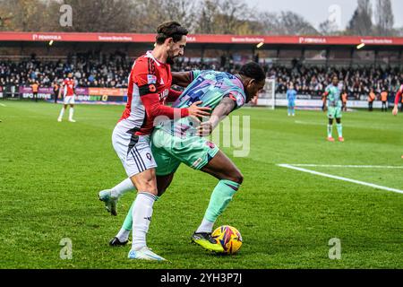 Daniel Adu-Adjei von Carlisle United stand unter Druck von Liam Shepherd vom Salford City FC während des Spiels der Sky Bet League 2 zwischen Salford City und Carlisle United im Peninsula Stadium, Salford, am Samstag, den 9. November 2024. (Foto: Ian Charles | MI News) Credit: MI News & Sport /Alamy Live News Stockfoto