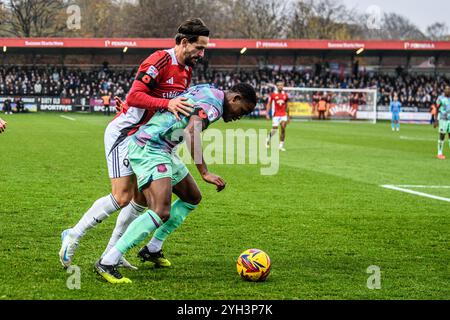 Daniel Adu-Adjei von Carlisle United stand unter Druck von Liam Shepherd vom Salford City FC während des Spiels der Sky Bet League 2 zwischen Salford City und Carlisle United im Peninsula Stadium, Salford, am Samstag, den 9. November 2024. (Foto: Ian Charles | MI News) Credit: MI News & Sport /Alamy Live News Stockfoto