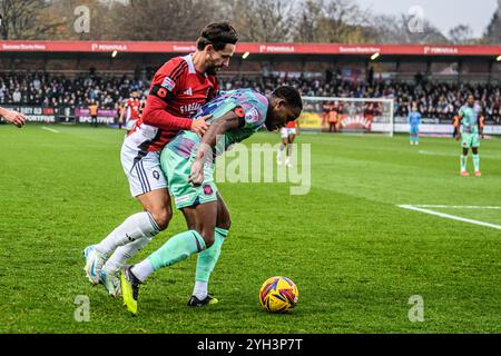 Daniel Adu-Adjei von Carlisle United stand unter Druck von Liam Shepherd vom Salford City FC während des Spiels der Sky Bet League 2 zwischen Salford City und Carlisle United im Peninsula Stadium, Salford, am Samstag, den 9. November 2024. (Foto: Ian Charles | MI News) Credit: MI News & Sport /Alamy Live News Stockfoto