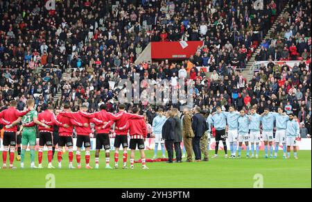 Die Spieler beider Teams beobachten eine zweiminütige Stille zum Gedenktag während des Sky Bet Championship Matches im Stadium of Light, Sunderland. Bilddatum: Samstag, 9. November 2024. Stockfoto