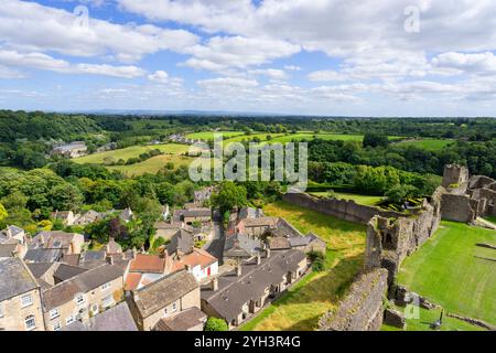 Blick auf Richmond Yorkshire vom Schloss Richmond über die Burgmauern und Häuser in der Marktstadt Richmond North Yorkshire England Großbritannien GB Europa Stockfoto