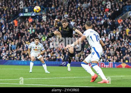 Jimmy Dunne von Queens Park Rangers räumt während des Sky Bet Championship Matches Leeds United gegen Queens Park Rangers in Elland Road, Leeds, Großbritannien, 9. November 2024 (Foto: Mark Cosgrove/News Images) Stockfoto