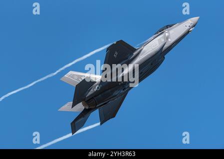 RAF Lakenheath, Suffolk, UK, 22. Juni 2022: United States Air Force F-35A Lightning II im Flug. Klettern des USAF-Kampfflugzeugs mit Dampfloipen Stockfoto