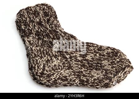 Warme, gestrickte Socken aus Wolle isoliert auf weißem Hintergrund. Warme Socken aus Wolle für den Winter. Stockfoto