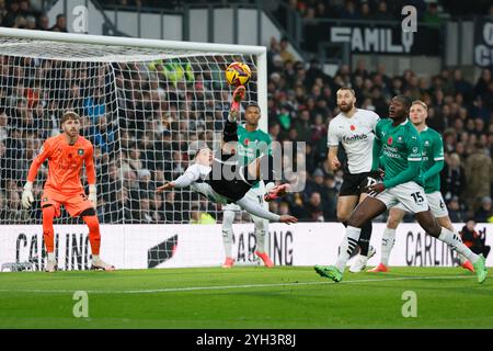 Jerry Yates von Derby County (zweiter von links) erzielt beim Sky Bet Championship-Spiel im Pride Park in Derby das erste Tor des Spiels. Bilddatum: Samstag, 9. November 2024. Stockfoto