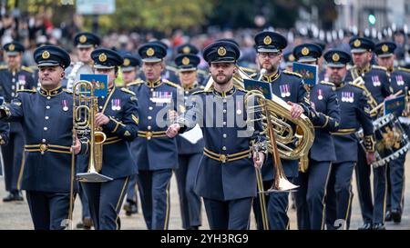 London, Großbritannien. 9. November 2024. Die Royal Air Force Band in der Lord Mayor's Show, die älteste und großartigste Bürgerprozession der Welt, die auf das frühe 13. Jahrhundert zurückgeht, als König John der City of London gewährte, einen eigenen Bürgermeister zu ernennen. In diesem Jahr ist der neu gewählte Stadtrat Alastair King DL der 696. Lord Mayor of the City of London und macht sich während der Lord Mayor’s Show von der Stadt nach Westminster auf den Weg, um der Krone Loyalität zu schwören. Quelle: Stephen Chung / Alamy Live News Stockfoto