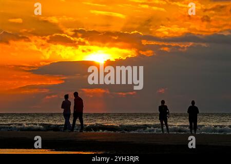 Isle Of Palms, Usa. November 2024. Touristen, die von Sonnenaufgang umgeben sind, stehen bei Ebbe auf einer Sandbank und beobachten den Sonnenaufgang über dem Atlantikhorizont am Front Beach, 9. November 2024 in Isle of Palms, South Carolina. Sonniges Wetter in den 70er Jahren wird für das niedere Land für die nächsten zehn Tage prognostiziert. Quelle: Richard Ellis/Richard Ellis/Alamy Live News Stockfoto