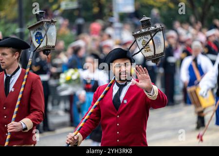 London, Großbritannien. 9. November 2024. Zunft zur Waag aus Zürich (Schweiz), Schwestergilde der Worshipful Company of Feltmakers, zu der Alderman Alastair King gehört, in der Lord Mayor's Show. In diesem Jahr ist der neu gewählte Stadtrat Alastair King DL der 696. Lord Mayor of the City of London und macht sich während der Lord Mayor’s Show von der Stadt nach Westminster auf den Weg, um der Krone Loyalität zu schwören. Quelle: Stephen Chung / Alamy Live News Stockfoto