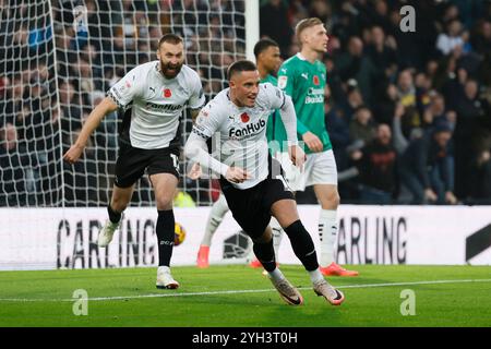 Jerry Yates von Derby County (zweiter von links) feiert das erste Tor ihrer Mannschaft während des Sky Bet Championship Matches im Pride Park, Derby. Bilddatum: Samstag, 9. November 2024. Stockfoto