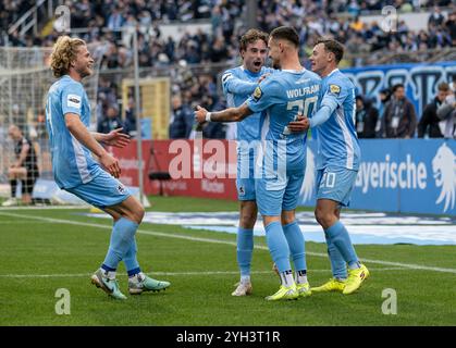 München, Deutschland. November 2024. Die Münchner bejubeln mit Maximilian Wolfram (TSV 1860 München, #30) dessen Tor zum 3:0. GER, TSV 1860 München gegen SV Waldhof Mannheim 07, Fussball, 3. Bundesliga, 14. Spieltag, Saison 2024/2025, 09.11.2024. (DIE DFL-DFB-VORSCHRIFTEN VERBIETEN DIE VERWENDUNG VON FOTOS ALS BILDSEQUENZEN UND/ODER QUASI-VIDEO). Foto: Eibner-Pressefoto/Heike feiner Credit: dpa/Alamy Live News Stockfoto