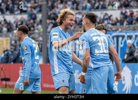 München, Deutschland. November 2024. Die Münchner bejubeln mit Maximilian Wolfram (TSV 1860 München, #30) dessen Tor zum 3:0. GER, TSV 1860 München gegen SV Waldhof Mannheim 07, Fussball, 3. Bundesliga, 14. Spieltag, Saison 2024/2025, 09.11.2024. (DIE DFL-DFB-VORSCHRIFTEN VERBIETEN DIE VERWENDUNG VON FOTOS ALS BILDSEQUENZEN UND/ODER QUASI-VIDEO). Foto: Eibner-Pressefoto/Heike feiner Credit: dpa/Alamy Live News Stockfoto