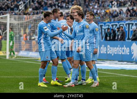 München, Deutschland. November 2024. Die Münchner bejubeln mit Maximilian Wolfram (TSV 1860 München, #30) dessen Tor zum 3:0. GER, TSV 1860 München gegen SV Waldhof Mannheim 07, Fussball, 3. Bundesliga, 14. Spieltag, Saison 2024/2025, 09.11.2024. (DIE DFL-DFB-VORSCHRIFTEN VERBIETEN DIE VERWENDUNG VON FOTOS ALS BILDSEQUENZEN UND/ODER QUASI-VIDEO). Foto: Eibner-Pressefoto/Heike feiner Credit: dpa/Alamy Live News Stockfoto