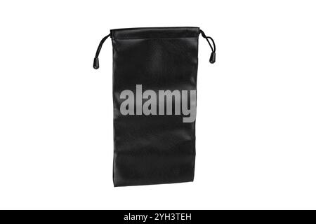 Schwarze Ledertasche mit Kordelzug, ideal für die Aufbewahrung kleiner Gegenstände, mit schlankem und elegantem Design mit strukturierter Oberfläche und sicherem Verschluss. Stockfoto