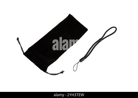 Schwarze Kordelzugtasche und Armband, isoliert auf weißem Hintergrund, geeignet für die Aufbewahrung kleiner Gegenstände oder Accessoires, perfekt für E-Commerce oder Profi Stockfoto