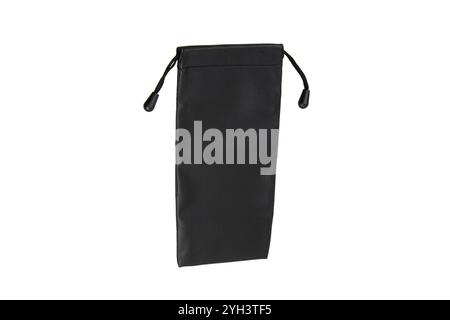 Schwarze Ledertasche mit Kordelzug, ideal für die Aufbewahrung kleiner Gegenstände, mit schlankem und elegantem Design mit strukturierter Oberfläche und sicherem Verschluss. Stockfoto